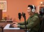 Le micro de streaming GXT 270 Emita II en pleine utilisation.
