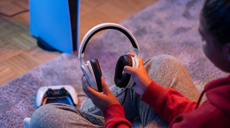 Une joueuse qui tient le GXT 498W Forta dans ses mains.