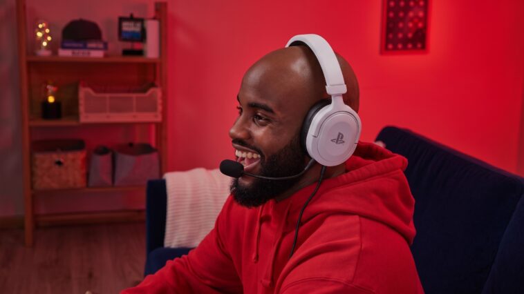 Un joueur porte le casque GXT 498W Forta en pleine partie.