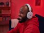 Un joueur porte le casque GXT 498W Forta en pleine partie.