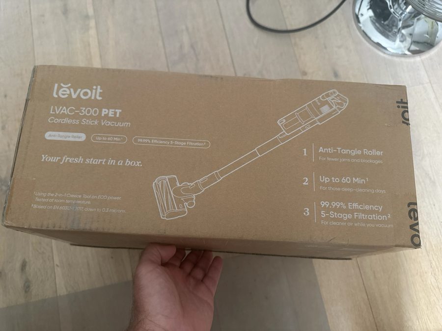 La façade de la boîte de l'aspirateur balai Levoit LVAC-300 PET.