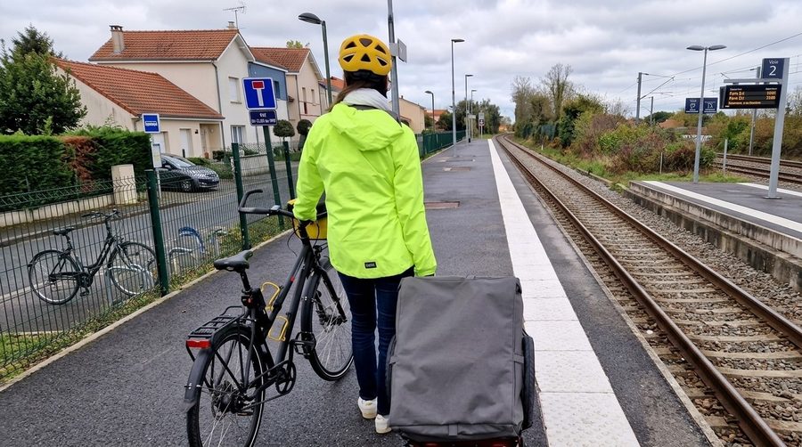 Une cycliste utilise le STERNYTRAILER en mode valise.