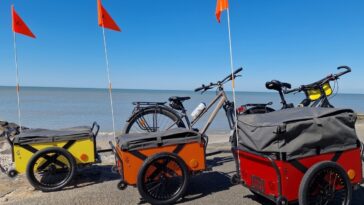 Trois remorques STERNYTRAILER au bord de la mer.