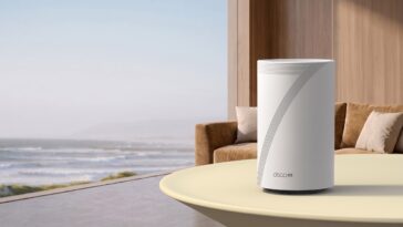 Le routeur TP-Link BE25-5G posé sur une table basse dans un salon.