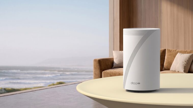 Le routeur TP-Link BE25-5G posé sur une table basse dans un salon.