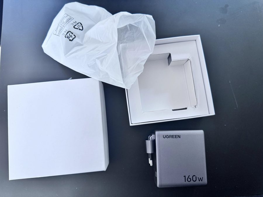 Déballage du chargeur mural UGREEN Nexode Pro 160W.