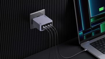 Le chargeur mural UGREEN Nexode Pro 160W en train de charger un ordinateur portable.