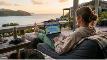 Une femme regarde l'US Open 2026 demi finale sur son ordinateur dans son salon