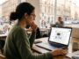 Une professionnelle analyse le tableau de bord d'un outil d'audit de Google Business Profile sur son ordinateur portable.