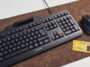 Le clavier CHERRY SMART BOARD 1150 posé sur un bureau à côté d'une souris et d'une carte à puce.