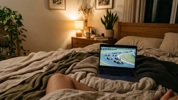 Diffusion en direct d'un Grand Prix de course automobile sur un PC portable dans une chambre cosy