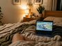 Diffusion en direct d'un Grand Prix de course automobile sur un PC portable dans une chambre cosy