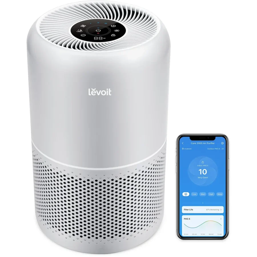 Présentation sur fond blanc du purificateur connecté Levoit Core 300S Smart avec l'interface de son application mobile affichée sur un smartphone.