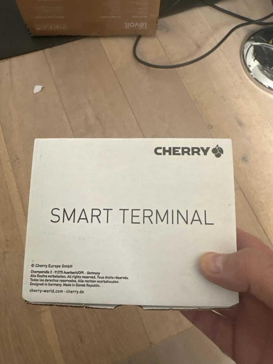 La façade de la boîte du lecteur de cartes à puce SMART TERMINAL ST-1150 de CHERRY.