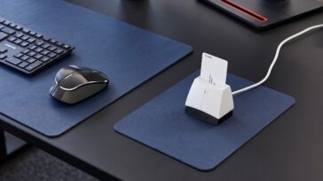 Le SMART TERMINAL ST-1150 posé sur un bureau à côté d'une souris et d'un clavier.