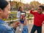 Une petite fille utilise le SPC WUUM ONE pour prendre en photo ses camarades de jeu.