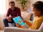 Un papa qui regarde sa fille utiliser la tablette SPC WUUM TAB.