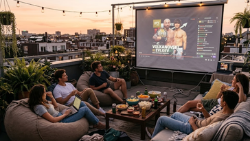 Groupe d'amis regardant le combat UFC Volkanovski vs Evloev sur écran géant depuis un rooftop au coucher du soleil