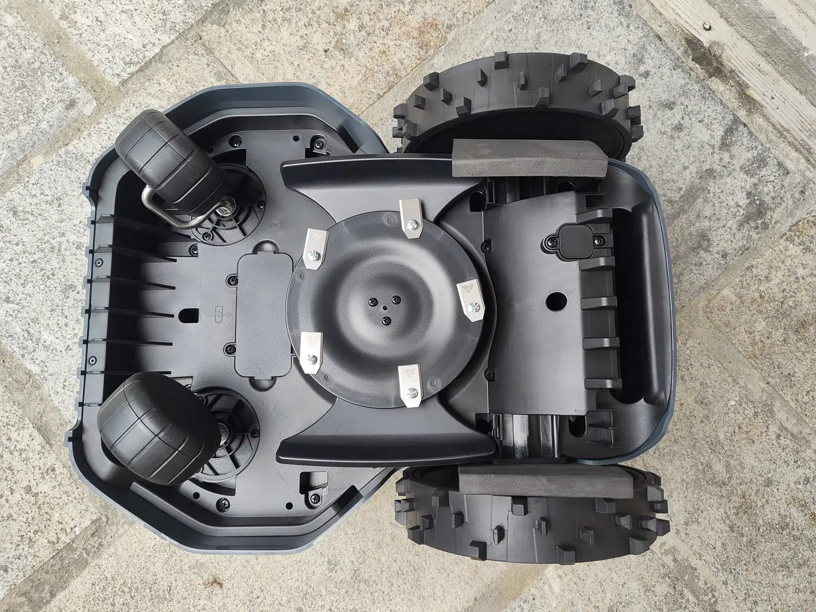 Vue du dessous de l’ANTHBOT M5 montrant le disque rotatif et cinq petites lames