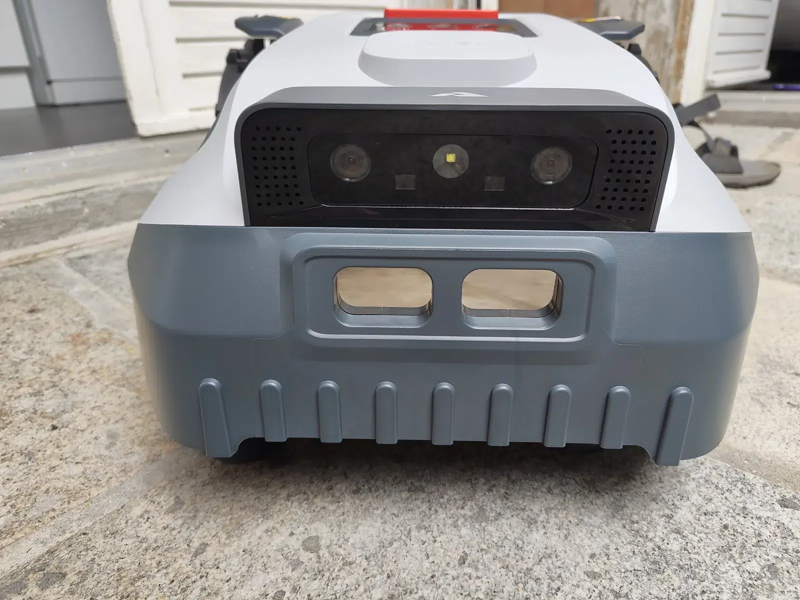 Vue rapprochée du module de vision avant de l’ANTHBOT M5 avec ses deux caméras