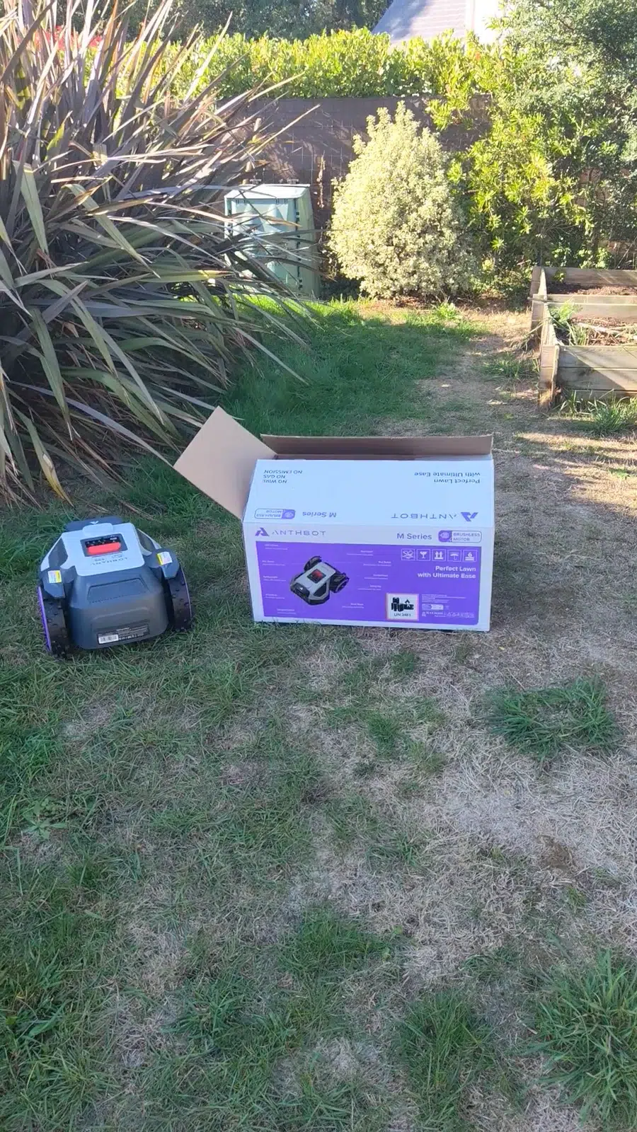Robot tondeuse ANTHBOT M5 pendant le test d’un obstacle en carton placé sur sa trajectoire