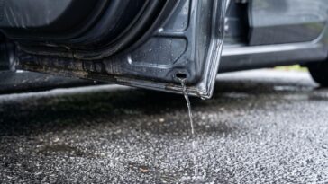 petit trou au bas de votre portière de voiture